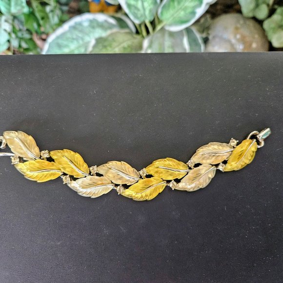 Vintage Lisner Shades of Yellow Molded Glass Leaves Bracelet - Picture 4 of 7